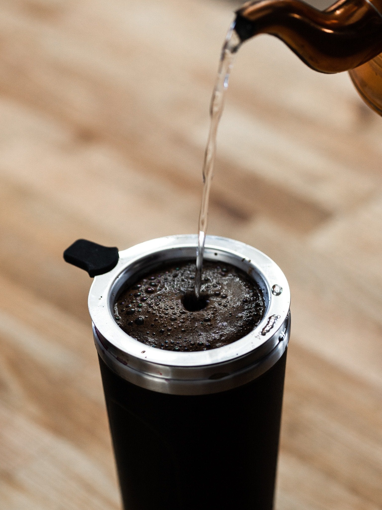 Make coffee with the portable drink set